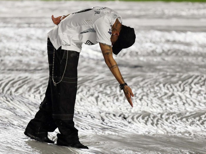 Soccer Football - Neymar unveiled as new signing for Santos - Vila Belmiro Stadium, Santos, Brazil - January 31, 2025
Neymar gestures during his presentation as Santos' new signing REUTERS/Carla Carniel