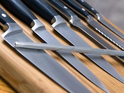 Bisa Dicoba! 5 Tips Merawat Pisau Dapur agar Tetap Tajam