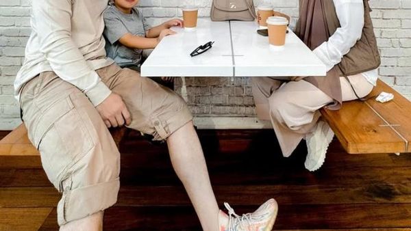 Serunya Zaskia Sungkar saat Kulineran Bareng Keluarga dan Geng Cendol
