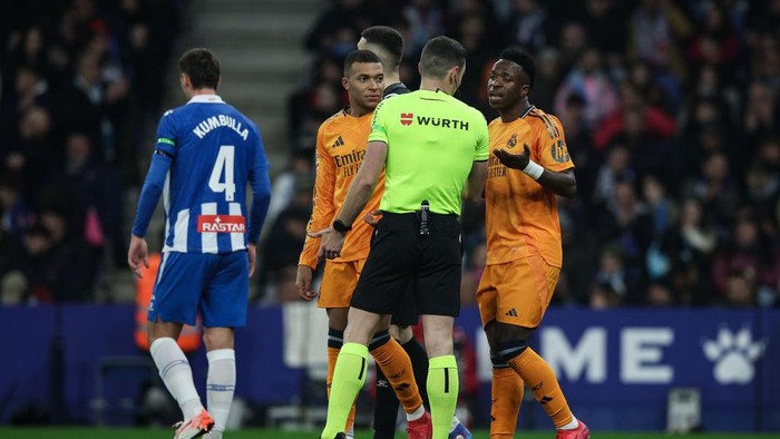 Vinicius Jr of Real Madrid and Kylian Mbappe of Real Madrid talk to the referee Iglesias Villanueva during the La Liga EA Sports 2024/25 match between RCD Espanyol and Real Madrid at RCD Stadium in Barcelona, Spain, on February 1, 2025. (Photo by Gongora/NurPhoto via Getty Images)