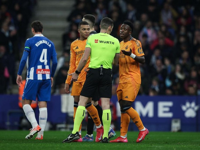 Vinicius Jr of Real Madrid and Kylian Mbappe of Real Madrid talk to the referee Iglesias Villanueva during the La Liga EA Sports 2024/25 match between RCD Espanyol and Real Madrid at RCD Stadium in Barcelona, Spain, on February 1, 2025. (Photo by Gongora/NurPhoto via Getty Images)