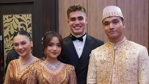Aisar Khaled dan Fuji di pernikahan Frans Faisal dan Indah.