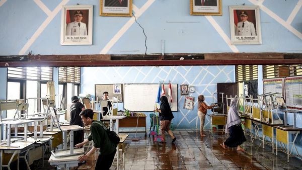 Aksi Bersih-bersih Sekolah Pascabanjir di Samarinda Utara