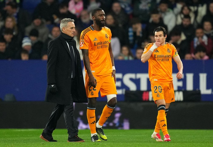  Antonio Ruediger of Real Madrid leaves the pitch following injury the LaLiga match between RCD Espanyol de Barcelona and Real Madrid CF at RCDE Stadium on February 01, 2025 in Barcelona, Spain. (Photo by Alex Caparros/Getty Images)
