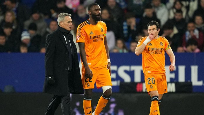 BARCELONA, SPAIN - FEBRUARY 01: Antonio Ruediger of Real Madrid leaves the pitch following injury the LaLiga match between RCD Espanyol de Barcelona and Real Madrid CF at RCDE Stadium on February 01, 2025 in Barcelona, Spain. (Photo by Alex Caparros/Getty Images)