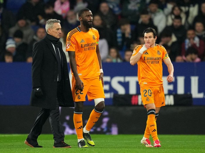 BARCELONA, SPAIN - FEBRUARY 01: Antonio Ruediger of Real Madrid leaves the pitch following injury the LaLiga match between RCD Espanyol de Barcelona and Real Madrid CF at RCDE Stadium on February 01, 2025 in Barcelona, Spain. (Photo by Alex Caparros/Getty Images)