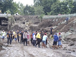 Polres Kediri dan TNI Bersama Warga Kerja Bakti Antisipasi Banjir