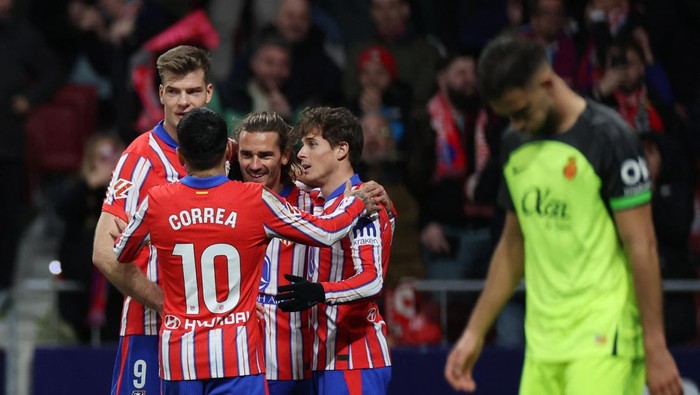 Soccer Football - LaLiga - Atletico Madrid v RCD Mallorca - Metropolitano, Madrid, Spain - February 1, 2025 Atletico Madrids Antoine Griezmann celebrates scoring their second goal with teammates REUTERS/Isabel Infantes