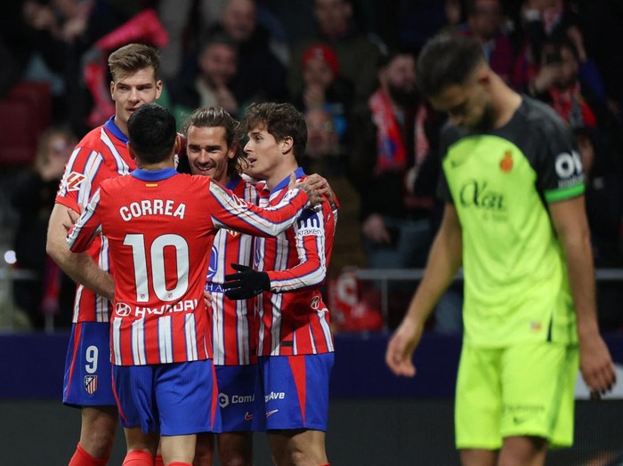 Soccer Football - LaLiga - Atletico Madrid v RCD Mallorca - Metropolitano, Madrid, Spain - February 1, 2025 Atletico Madrid's Antoine Griezmann celebrates scoring their second goal with teammates REUTERS/Isabel Infantes