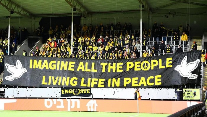 Fans Bodo/Glimt turut menunjukkan dukungan kepada Palestina dengan membentangkan banner besar lirik lagu 
