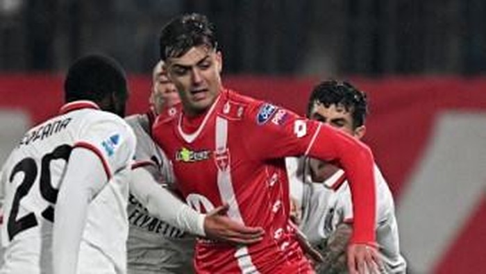 (From L) AC Milans French midfielder #29 Youssouf Fofana, Monzas Italian midfielder #14 Daniel Maldini and AC Milans American forward #11 Christian Pulisic fight for the ball during the Italian Serie A football match between AC Monza and AC Milan at the Brianteo stadium in Monza, on November 2, 2024. (Photo by GABRIEL BOUYS / AFP)