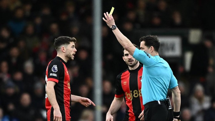 Soccer Football - Premier League - AFC Bournemouth v Liverpool - Vitality Stadium, Bournemouth, Britain - February 1, 2025 AFC Bournemouths Ryan Christie is shown a yellow card by referee Darren England REUTERS/Dylan Martinez EDITORIAL USE ONLY. NO USE WITH UNAUTHORIZED AUDIO, VIDEO, DATA, FIXTURE LISTS, CLUB/LEAGUE LOGOS OR LIVE SERVICES. ONLINE IN-MATCH USE LIMITED TO 120 IMAGES, NO VIDEO EMULATION. NO USE IN BETTING, GAMES OR SINGLE CLUB/LEAGUE/PLAYER PUBLICATIONS. PLEASE CONTACT YOUR ACCOUNT REPRESENTATIVE FOR FURTHER DETAILS..
