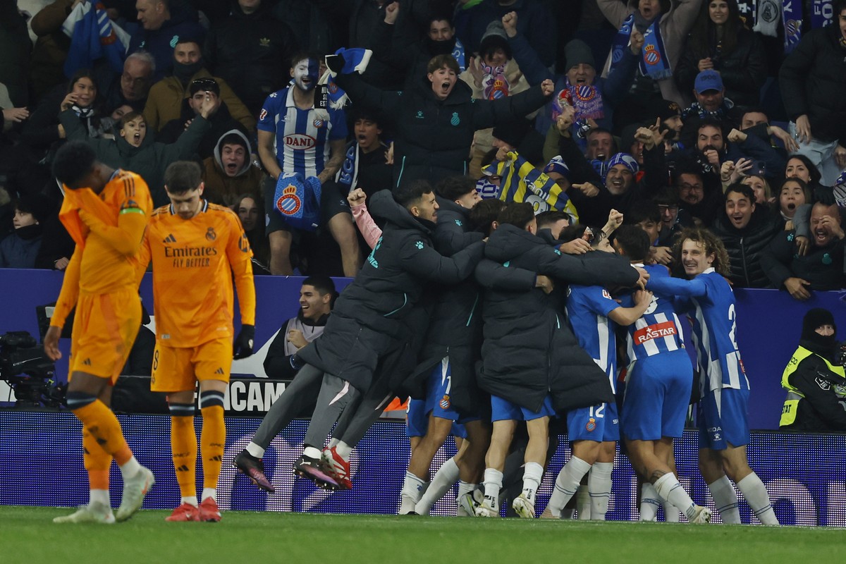 Para pemain Espanyol merayakan gol di belakang para pemain Madrid. Foto: AP/Joan Monfort