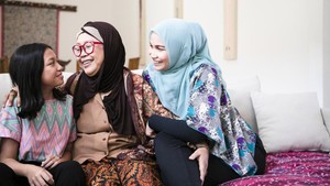 Apakah Wajib bagi Anak Memberi Uang kepada Orang Tuanya?