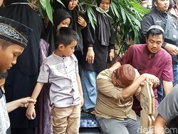Tangis Kakak-Adik Saat Pemakaman Kiki yang Meninggal Kecelakaan Kerja di Jepang