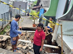 Jalan di Cimanggis Depok Amblas Usai Hujan Deras