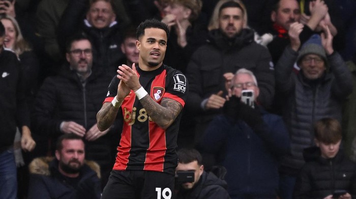Soccer Football - Premier League - AFC Bournemouth v Nottingham Forest - Vitality Stadium, Bournemouth, Britain - January 25, 2025 AFC Bournemouths Justin Kluivert celebrates scoring their first goal REUTERS/Tony O Brien EDITORIAL USE ONLY. NO USE WITH UNAUTHORIZED AUDIO, VIDEO, DATA, FIXTURE LISTS, CLUB/LEAGUE LOGOS OR LIVE SERVICES. ONLINE IN-MATCH USE LIMITED TO 120 IMAGES, NO VIDEO EMULATION. NO USE IN BETTING, GAMES OR SINGLE CLUB/LEAGUE/PLAYER PUBLICATIONS. PLEASE CONTACT YOUR ACCOUNT REPRESENTATIVE FOR FURTHER DETAILS..