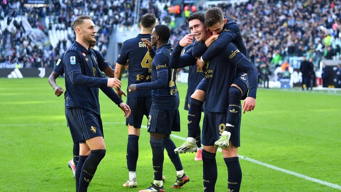 TURIN, ITALY - FEBRUARY 02: Francisco Conceicao of Juventus (right) celebrates with teammate Dusan Vlahovic after scoring his teams fourth goal during the Serie A match between Juventus and Empoli at Allianz Stadium on February 02, 2025 in Turin, Italy. (Photo by Valerio Pennicino/Getty Images)