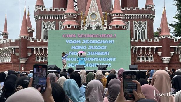 Karaoke Lagu SEVENTEEN Bareng, Begini Keseruan CARATs Having Fun di TMII