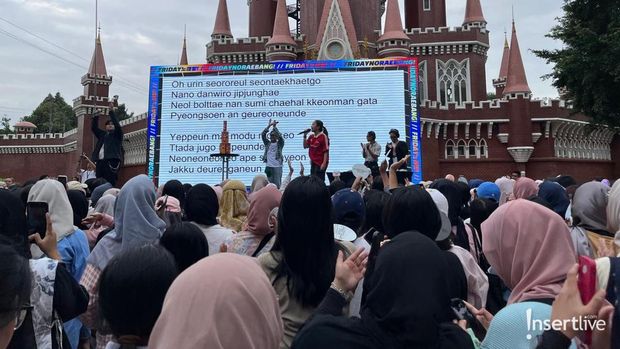 Karaoke Lagu SEVENTEEN Bareng, Begini Keseruan CARATs Having Fun di TMII