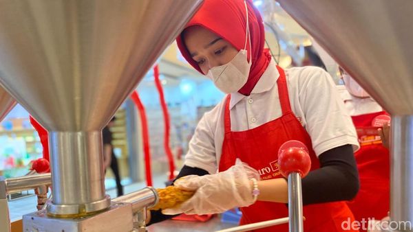 Kriuk Renyah! Stik Ayam 1/4 Meter Ini Punya Isian Saus Lumer