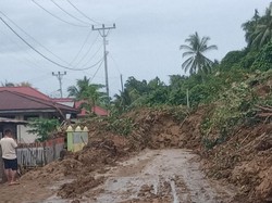 Longsor Terjang Jalan Trans Sulawesi di Buol, 3 Rumah Rusak-Lalin Terputus