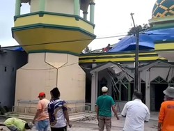 Kubah Menara Masjid di Maros Roboh Timpa Rumah Warga, 2 Orang Luka