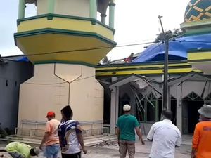 Kubah Menara Masjid di Maros Roboh Timpa Rumah Warga, 2 Orang Luka Kubah Menara Masjid di Maros Roboh Timpa Rumah Warga, 2 Orang Luka