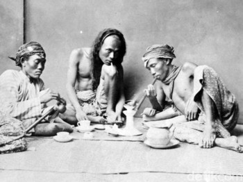 Meracuni Rakyat dengan Opium