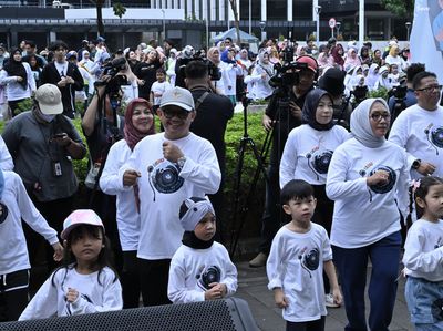 Potret Keseruan Mendikdasmen Senam-Nyanyi Bareng di Peluncuran Album Lagu Kicau