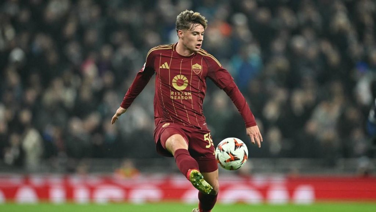 Nicola Zalewski dipinjam AS Roma. (Foto: AFP/JUSTIN TALLIS)