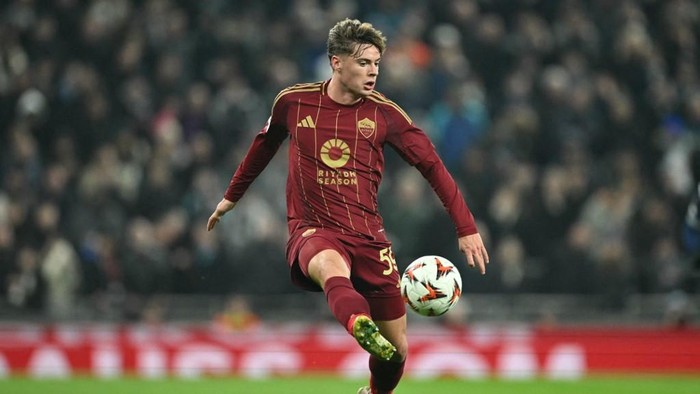 Romas Polish midfielder #59 Nicola Zalewski controls the ball during the UEFA Europa League, League Phase football match between Tottenham Hotspur and Roma at the Tottenham Hotspur Stadium in London, on November 28, 2024. (Photo by JUSTIN TALLIS / AFP)