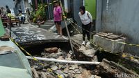 Penampakan Jalan di Cimanggis Depok Amblas Usai Hujan Deras