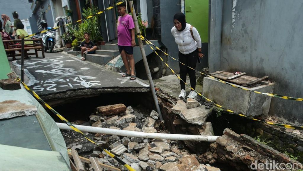 Penampakan Jalan di Cimanggis Depok Amblas Usai Hujan Deras Penampakan Jalan di Cimanggis Depok Amblas Usai Hujan Deras