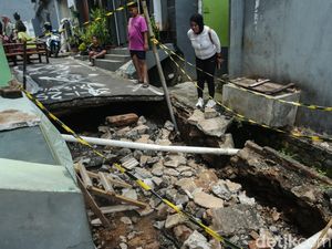 Penampakan Jalan di Cimanggis Depok Amblas Usai Hujan Deras