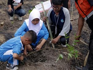 Musim Hujan Tiba, Begini Cara Warga Bandung Melawan Banjir di Rancaekek Musim Hujan Tiba, Begini Cara Warga Bandung Melawan Banjir di Rancaekek