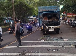 Tabrakan Motor Vs Truk di Depan Pura Goa Lawah, Bule Rusia Tewas