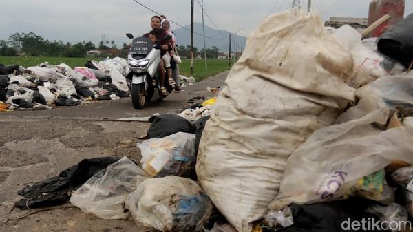 Jorok! Potret Tumpukan Sampah di Jalan Bojongsalam Rancaekek