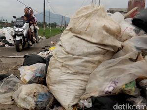 Jorok! Potret Tumpukan Sampah di Jalan Bojongsalam Rancaekek Jorok! Potret Tumpukan Sampah di Jalan Bojongsalam Rancaekek