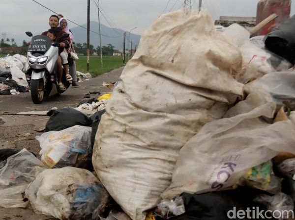 Jorok! Potret Tumpukan Sampah di Jalan Bojongsalam Rancaekek