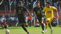 Gala Pagamo mengejar bola dengan dibayangi pemain Malut United Wahyu Prasetyo dan Jr Brandao. 