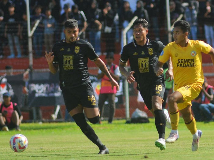 Pertandingan lanjutan Liga 1 antara Semen Padang melawan Malut United berakhir imbang. Dengan hasil ini Semen Padang tertahan di posisi 16 dengan 17 poin.