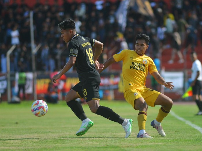 Pertandingan lanjutan Liga 1 antara Semen Padang melawan Malut United berakhir imbang. Dengan hasil ini Semen Padang tertahan di posisi 16 dengan 17 poin.