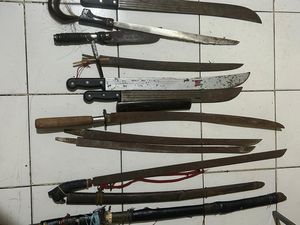 Antisipasi Tawuran, Warga Serahkan Golok-Celurit ke Polsek Ciputat Timur