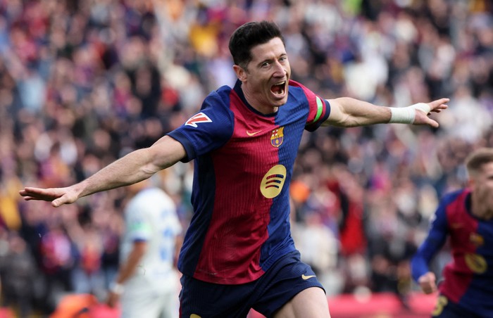 Soccer Football - LaLiga - FC Barcelona v Deportivo Alaves - Estadi Olimpic Lluis Companys, Barcelona, Spain - February 2, 2025 FC Barcelonas Robert Lewandowski celebrates scoring their first goal REUTERS/Nacho Doce