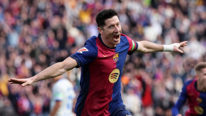 Soccer Football - LaLiga - FC Barcelona v Deportivo Alaves - Estadi Olimpic Lluis Companys, Barcelona, Spain - February 2, 2025 FC Barcelona's Robert Lewandowski celebrates scoring their first goal REUTERS/Nacho Doce