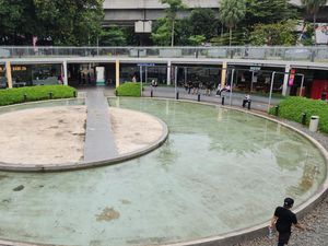 Dua Wajah (Pengunjung) Blok M Dua Wajah (Pengunjung) Blok M