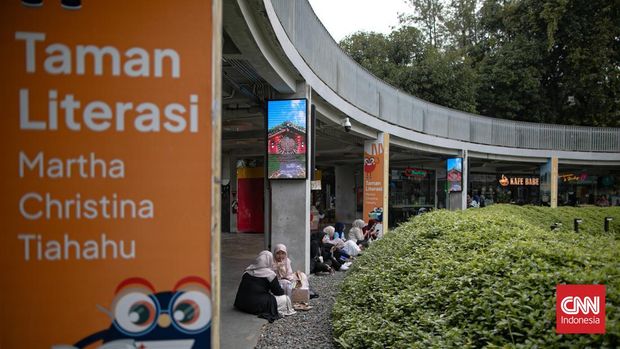 Warga beraktivitas di Taman Lapangan Banteng dan Taman Literasi, Jakarta, Minggu (02/02/2025). (CNN Indonesia/ Adi Ibrahim)