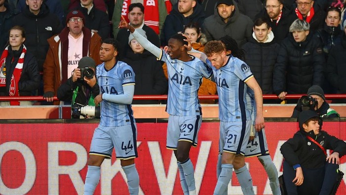 Soccer Football - Premier League - Brentford v Tottenham Hotspur - GTech Community Stadium, London, Britain - February 2, 2025 Tottenham Hotspurs Pape Matar Sarr celebrates scoring their second goal with Dane Scarlett, Dejan Kulusevski and Djed Spence Action Images via Reuters/Matthew Childs EDITORIAL USE ONLY. NO USE WITH UNAUTHORIZED AUDIO, VIDEO, DATA, FIXTURE LISTS, CLUB/LEAGUE LOGOS OR LIVE SERVICES. ONLINE IN-MATCH USE LIMITED TO 120 IMAGES, NO VIDEO EMULATION. NO USE IN BETTING, GAMES OR SINGLE CLUB/LEAGUE/PLAYER PUBLICATIONS. PLEASE CONTACT YOUR ACCOUNT REPRESENTATIVE FOR FURTHER DETAILS..