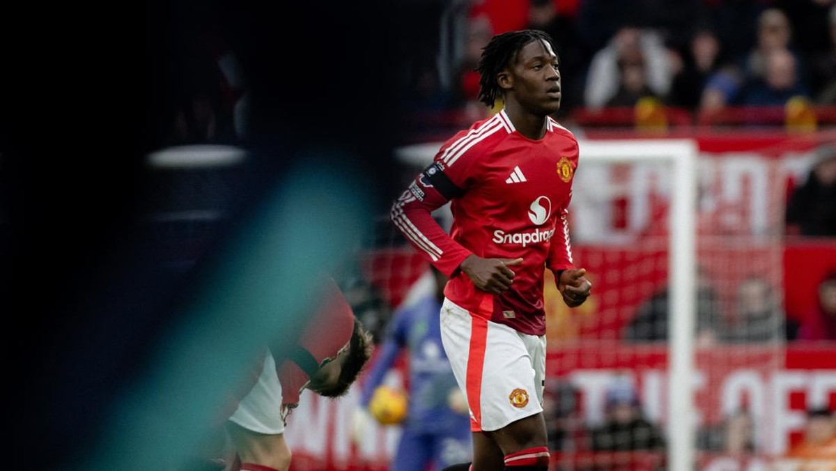 Kobbie Mainoo jadi striker MU saat dipermalukan Crystal Palace 0-2. (Foto: Manchester United via Getty Imag/Ash Donelon)